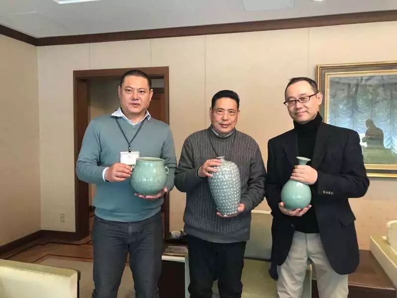 中国工艺美术大师向日本陶瓷美术馆捐赠青瓷作品__凤凰网