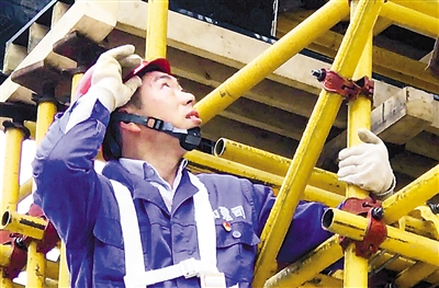 打开凤凰新                     ▲杨德兵被称为高空工匠