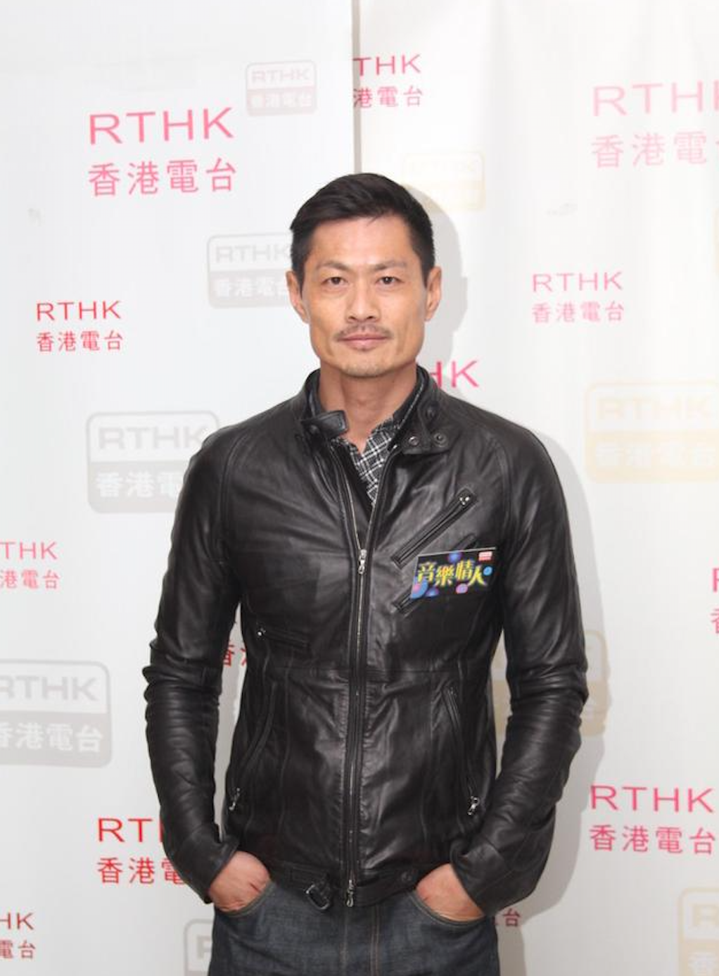 前tvb小生黄德斌拍戏误伤周润发反获对方安抚,盛赞发哥大度敬业