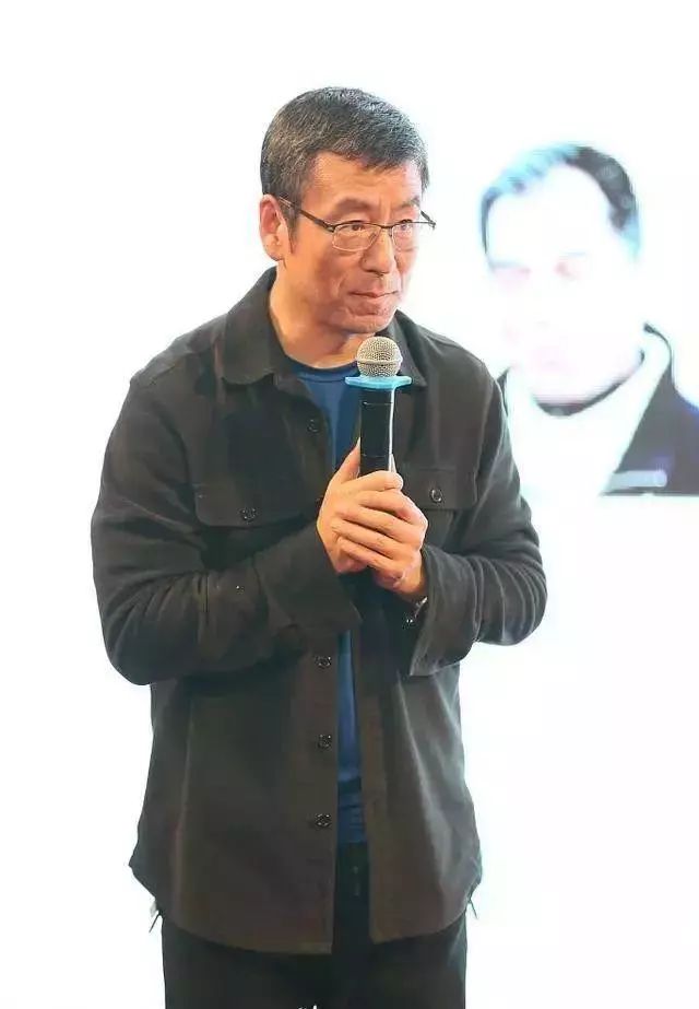 51岁白岩松近照曝光满头白发显消瘦自曝患抑郁症5个月睡不着