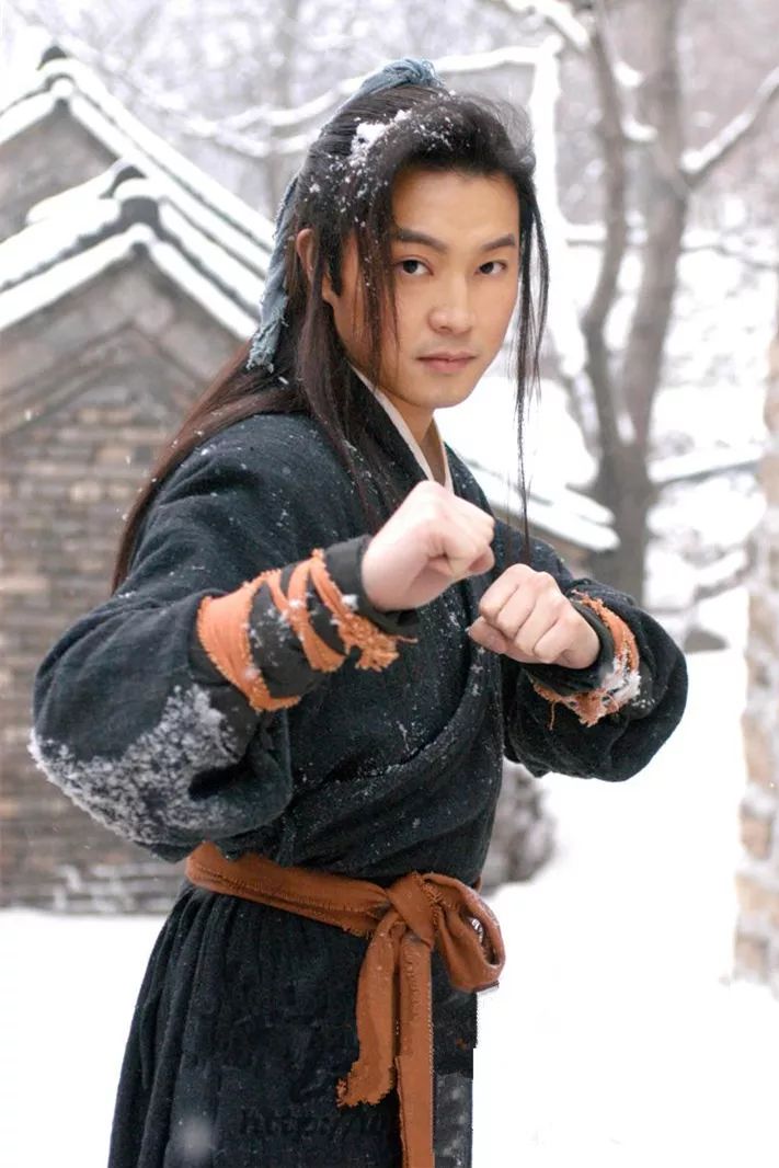 转眼13年过去,昔日外表俊朗,风度翩翩的"白展堂",倒剃了最清爽精练的