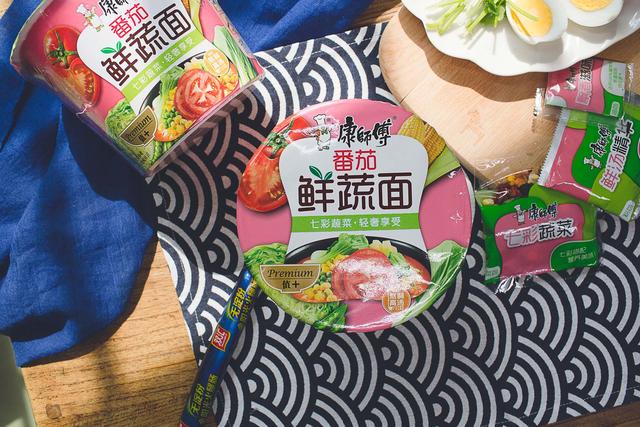深夜中激荡我饥饿灵魂的泡面-康师傅番茄鲜蔬面整箱装开吃