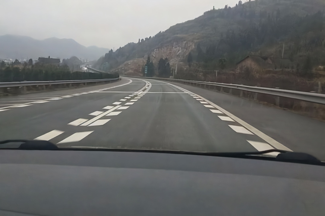 道路新添鱼骨状标线错压将罚200元扣3分开车时别大意了