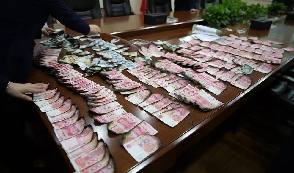 大火把16万现金来到宜宾兴文农商银行营业部请求帮忙带着一口袋人民币