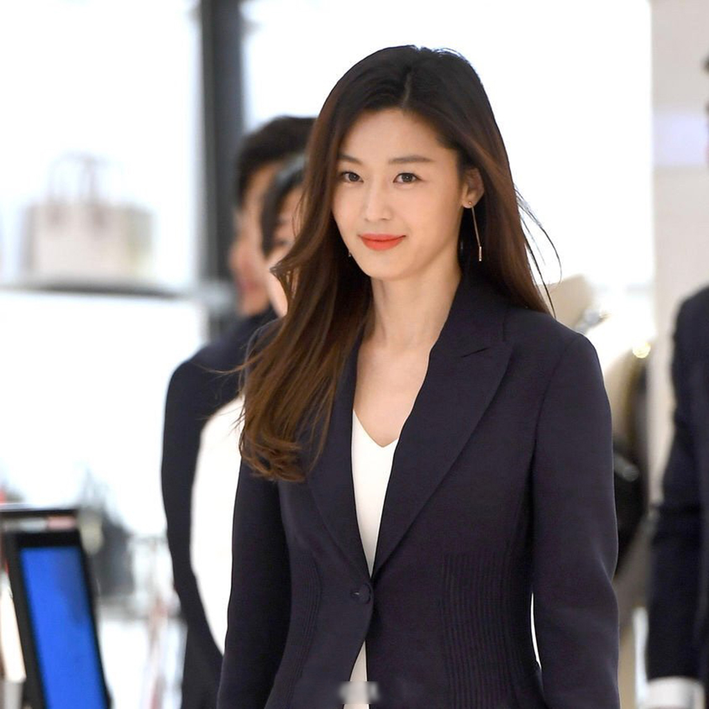 全智贤把普通工作服穿出了晚礼服的效果,走出走红毯一样的气场!