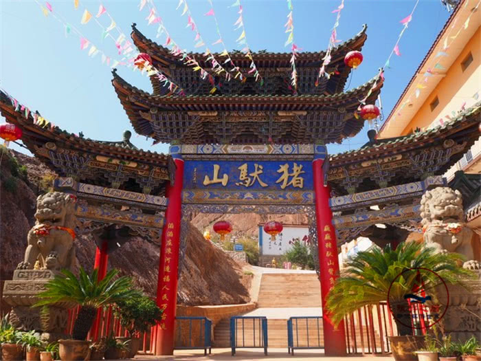 美丽的玫瑰之乡拥有丹霞地貌的猪驮山甘肃的小众旅游景点