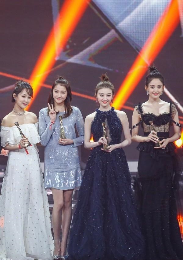 黑皮与白皮女星合照对比太惨烈章子怡被碾压佟丽娅输给了杨幂