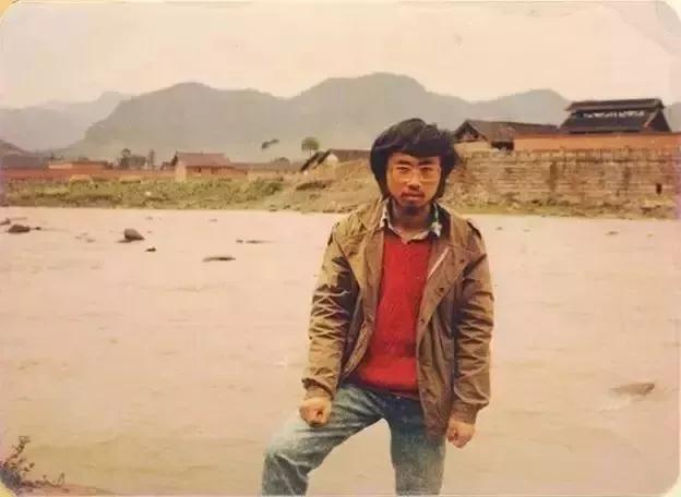 海子15岁上北大25岁卧轨自杀他走前打扫了天空去了远方