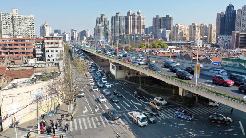 天目路立交改造首个工作日车流平稳交警为司机支招