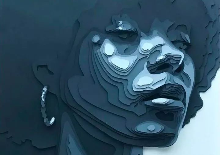 太酷了外国一位美女用纸叠出人物肖像