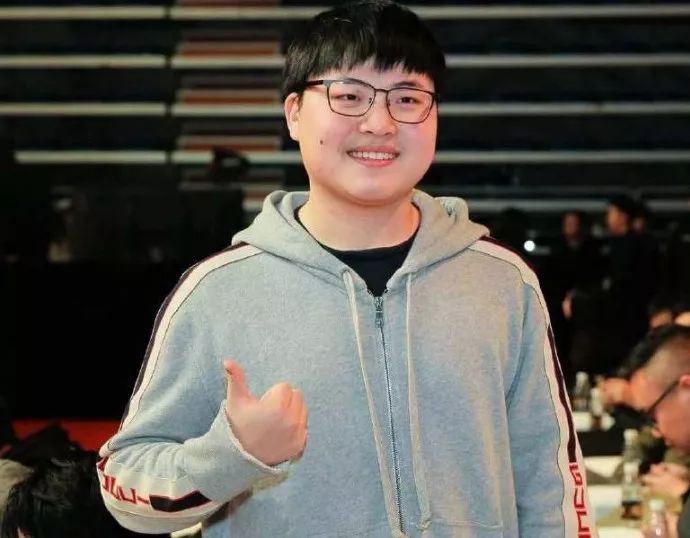 笑笑西卡再谈rng,言omg队内矛盾另有原因,和uzi关系不大