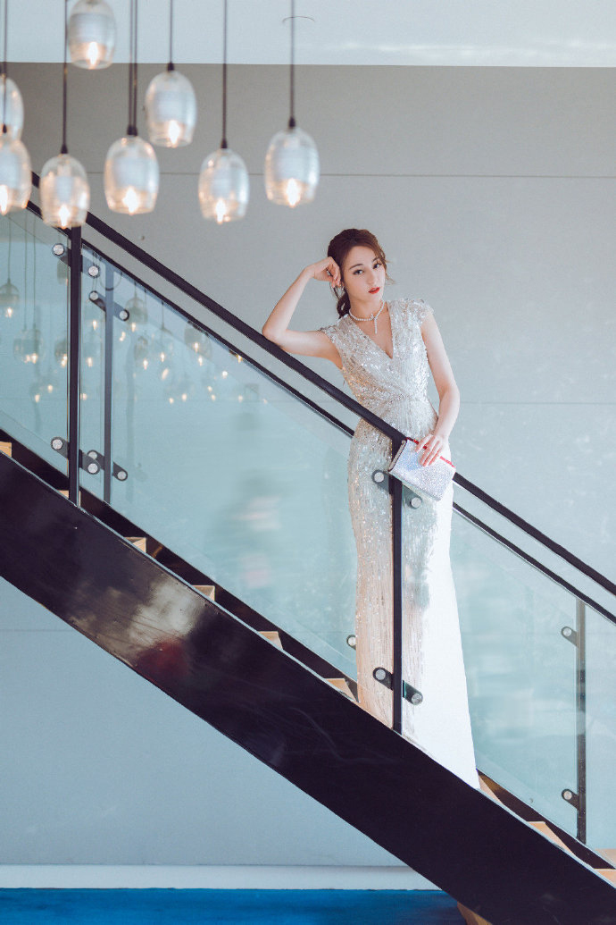 迪丽热巴不低调了穿亮片深v连衣长裙高贵优雅充满女人味