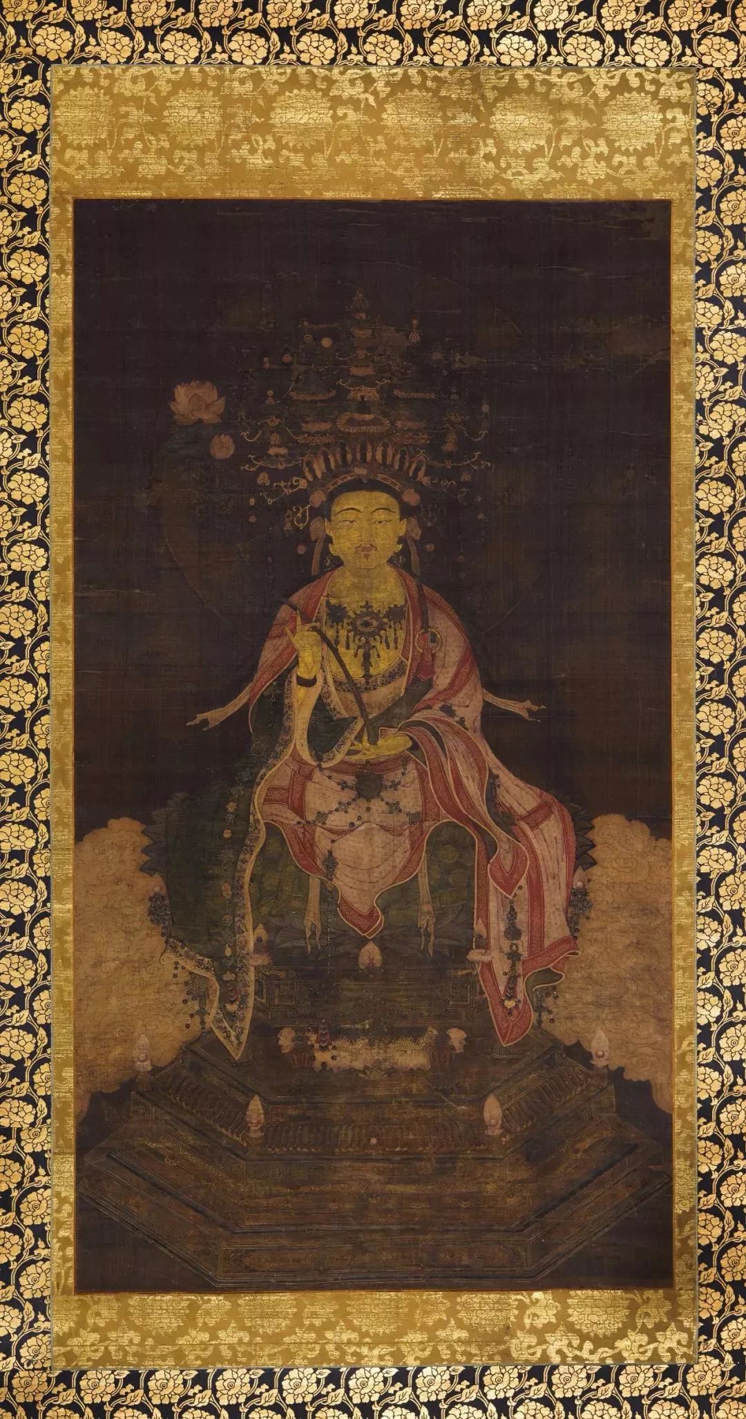 佛像一幅罕见的菩萨画像花冠持莲观音