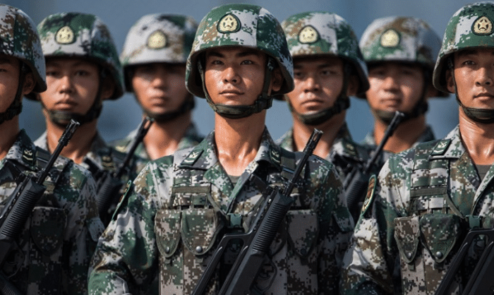 中国军队卧虎藏龙,解放军士兵投弹投出102米,外国士兵:退赛_凤凰网