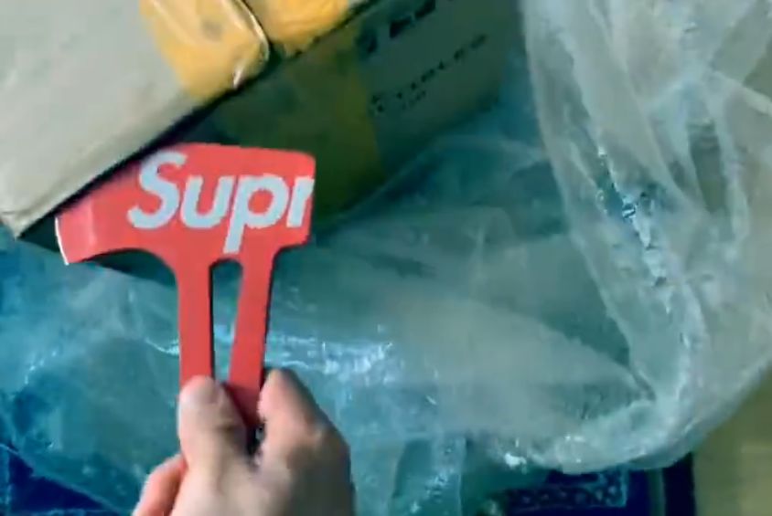 这年头连相声演员的vlog也能带货了 烧饼这凡开箱必出现supreme斧头