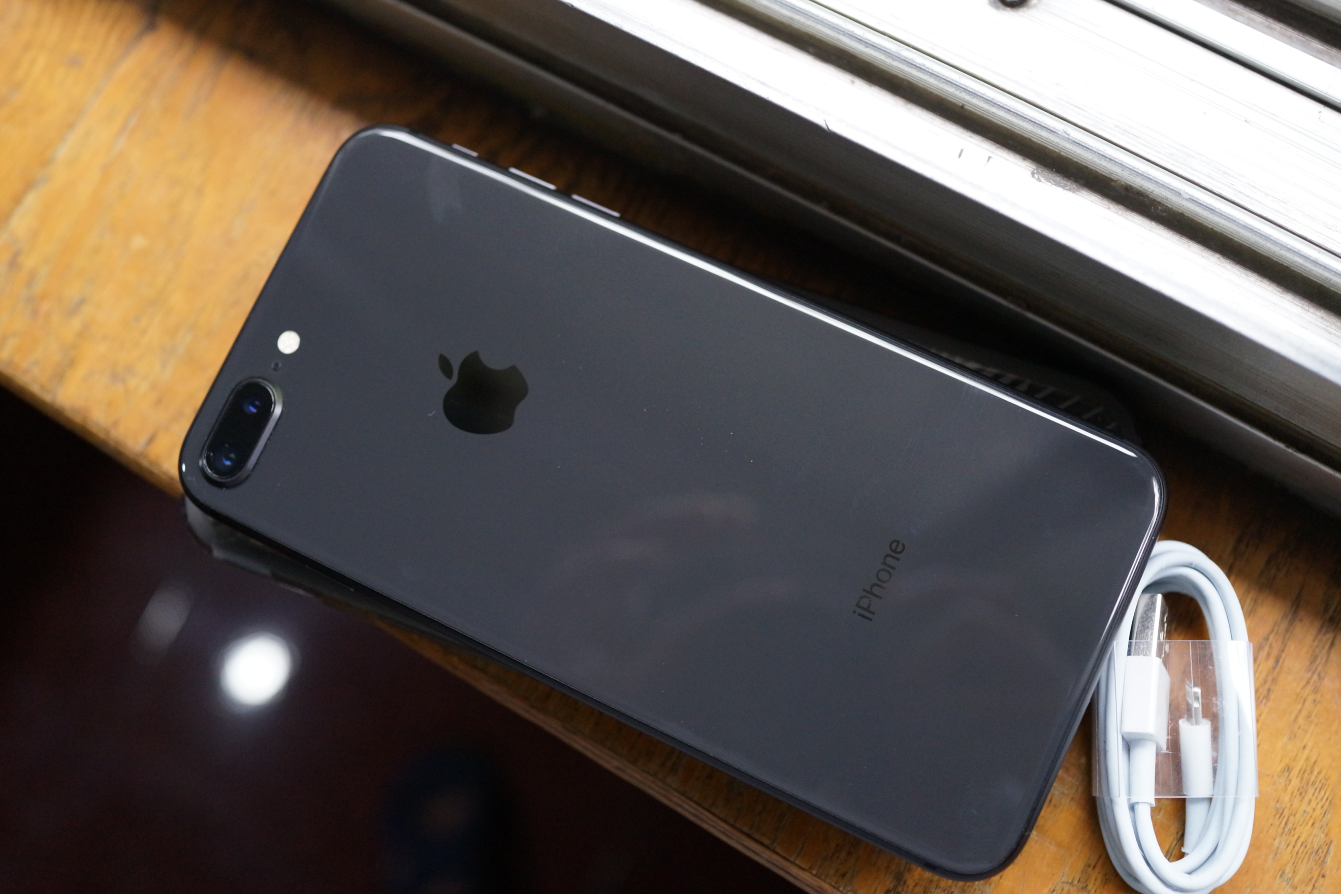 8长焦摄像头,后置摄像头稍微凸起,如果比较嫌弃的用户,戴上保护壳可以