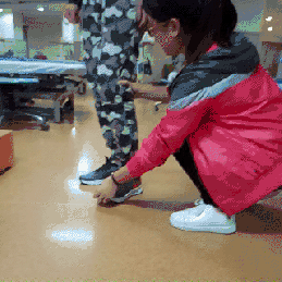 遇到冻足时可以通过在原地踏步进行缓解,或在前面放置让病人跨过去的