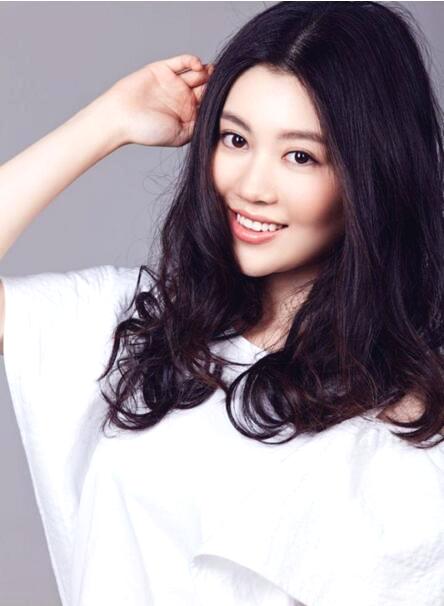 图:演员张洢萌据该影片制片人,总导演王伟锋介绍,电影《红香柳》女