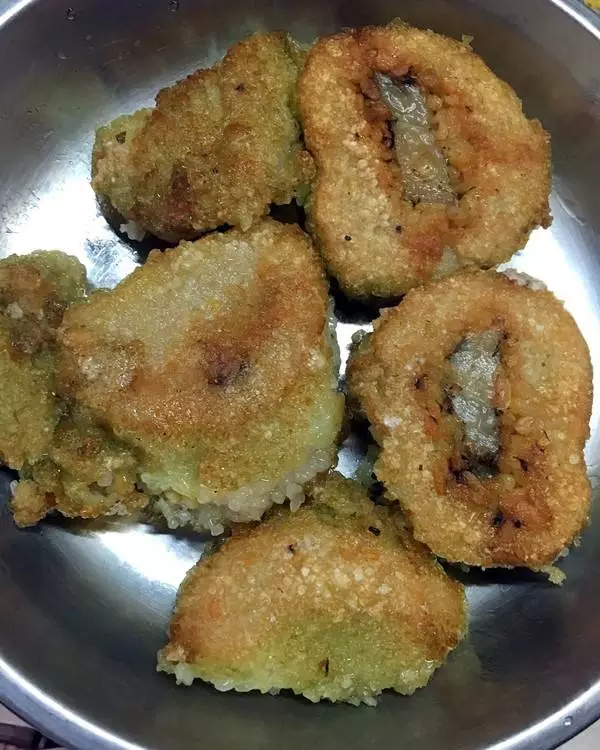 广式的咸肉粽还有另外一种吃法 就是把蒸好的粽子,拿去煎至金黄 把粽