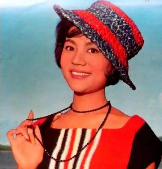 冯德伦1974年出身在香港,母亲是60年代邵氏电影的著名影星石燕,父亲