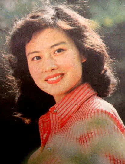 赵娜是山东青岛人,先是在山东话剧团工作,后来成为八一电影制片厂演员