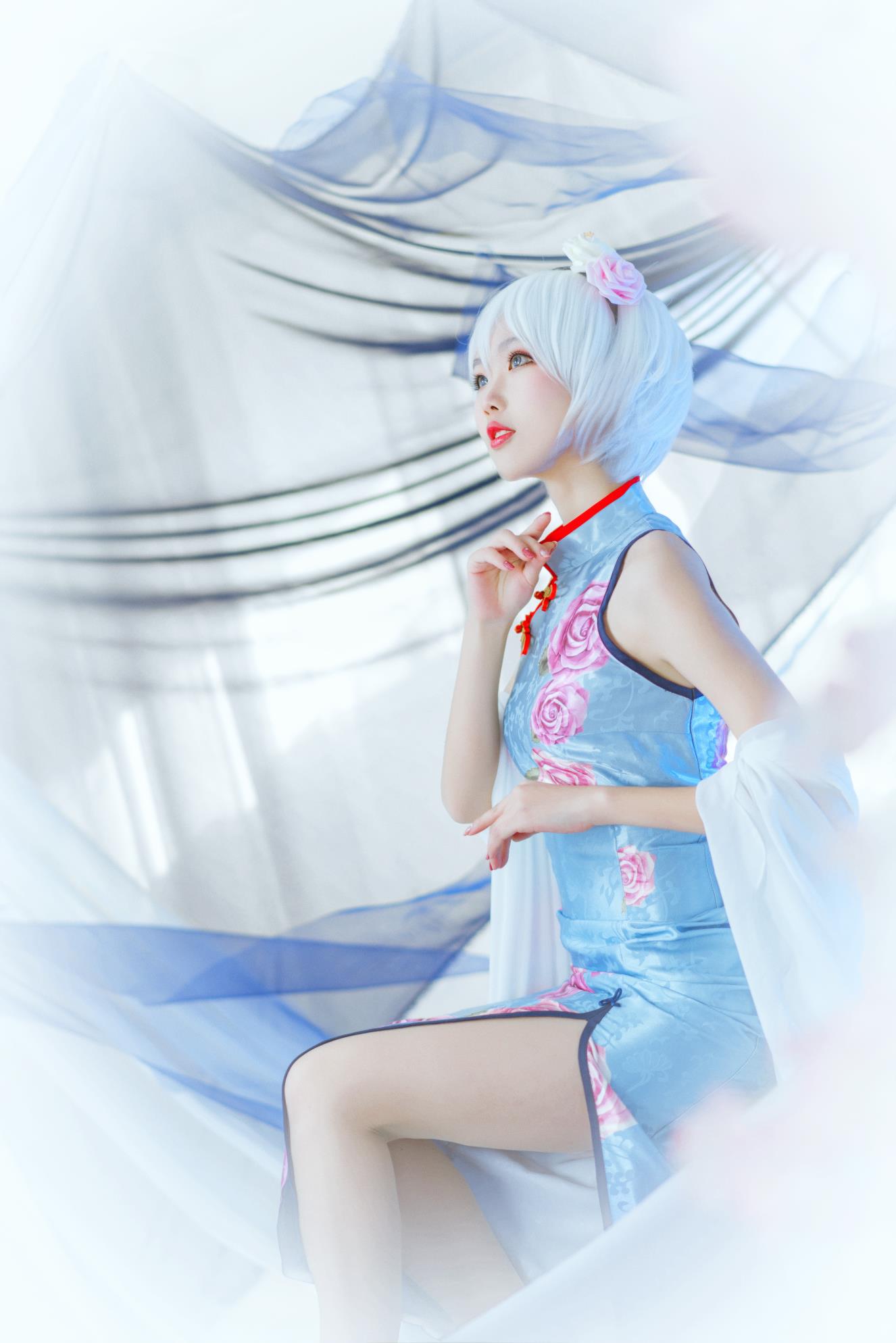 言和蓝底印花旗袍cos正片,肤白胜雪,娇俏动人