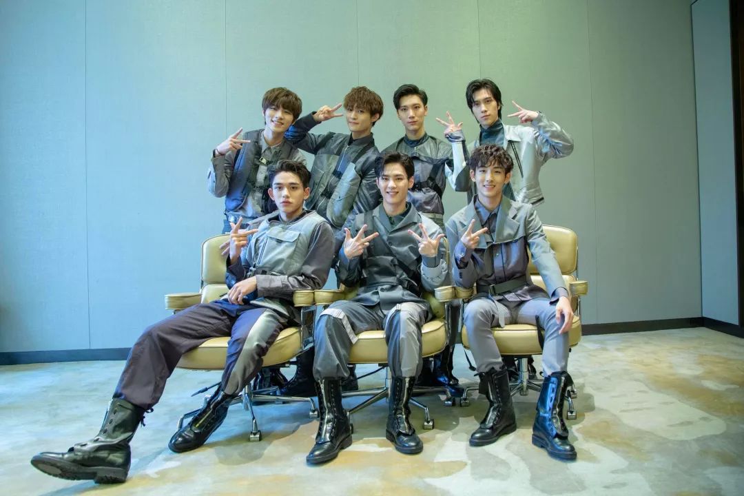 偶像新人男团威神v腾空出道青春荷尔蒙强到让你叫不停