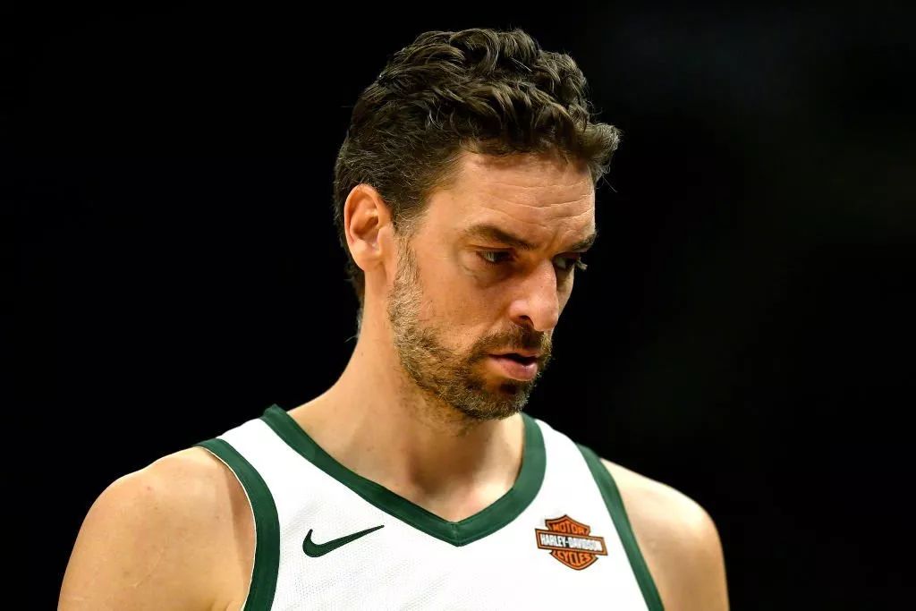 加索尔赛季报销|骨折未确诊,连续两个赛季报销。 第6届全明星正式退役,走上了邓肯的老路。