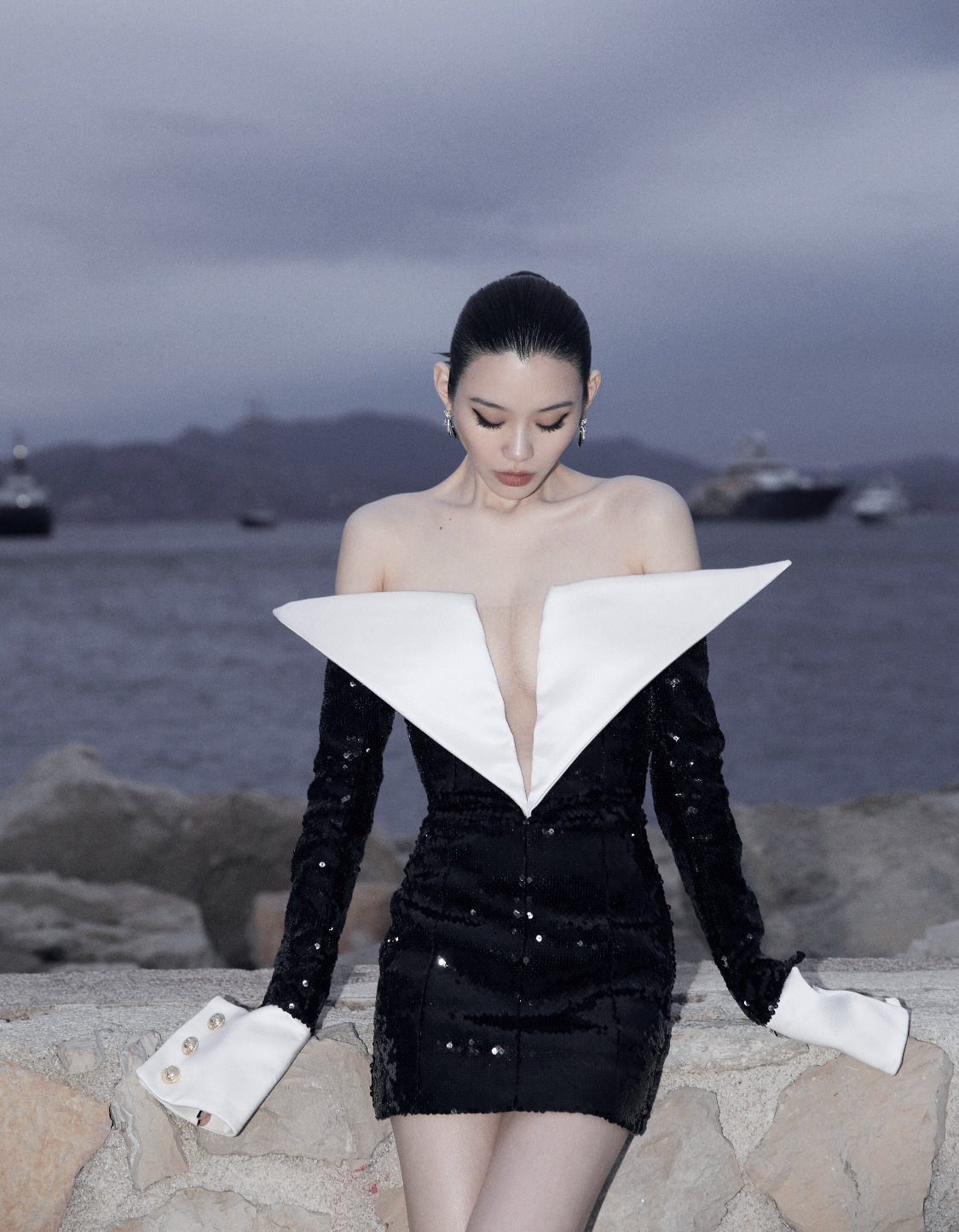 奚梦瑶戛纳造型性感霸气大秀事业线妆容很妖艳