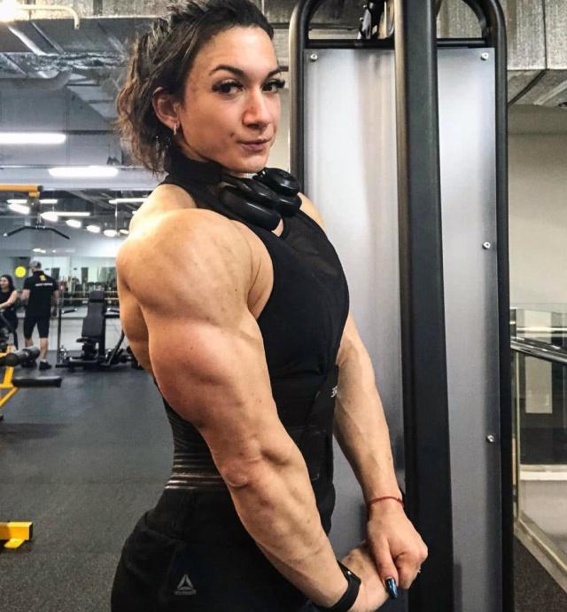 健身女子追求肌肉身材外表形象十分彪悍网友男友要加油了