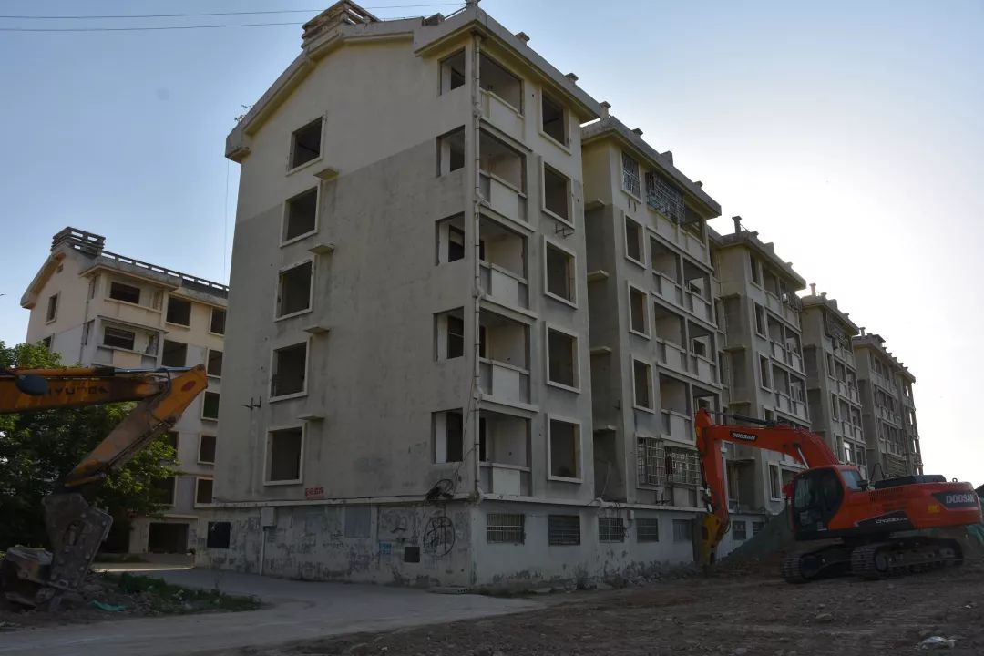 出动100余名执法人员,菏泽曹县某小区房屋被拆除__凤凰网