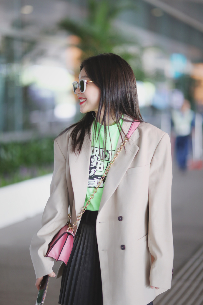 绿色搭配突然一路火爆徐梦洁机场私服纯绿t恤百褶裙真养眼