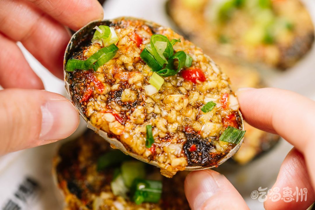 不过烤出来的皮蛋很烫,小心烫口哦. 辣感十足,无辣不欢