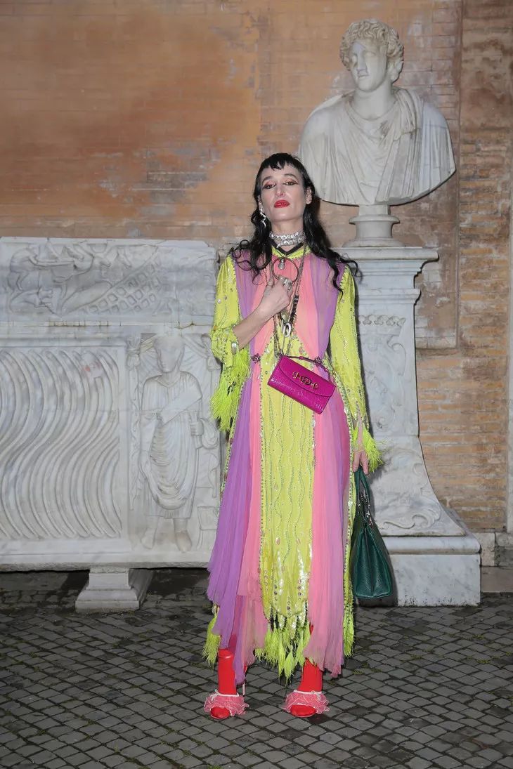 zumi rosow valeria golino选择一条拼接裹身裙,尽显优雅气质.