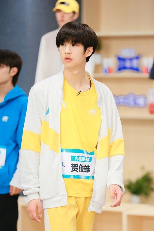 创造营2019贺俊雄公演舞蹈惊艳导师能唱能跳是全能爱豆了