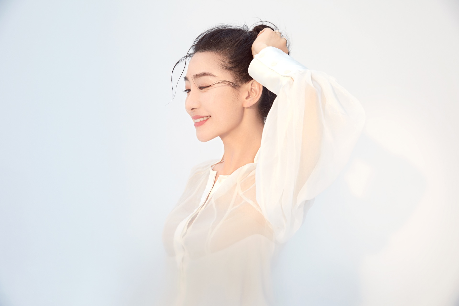 陶昕然纯净系时尚大片来袭玩转极简主义冷艳明媚