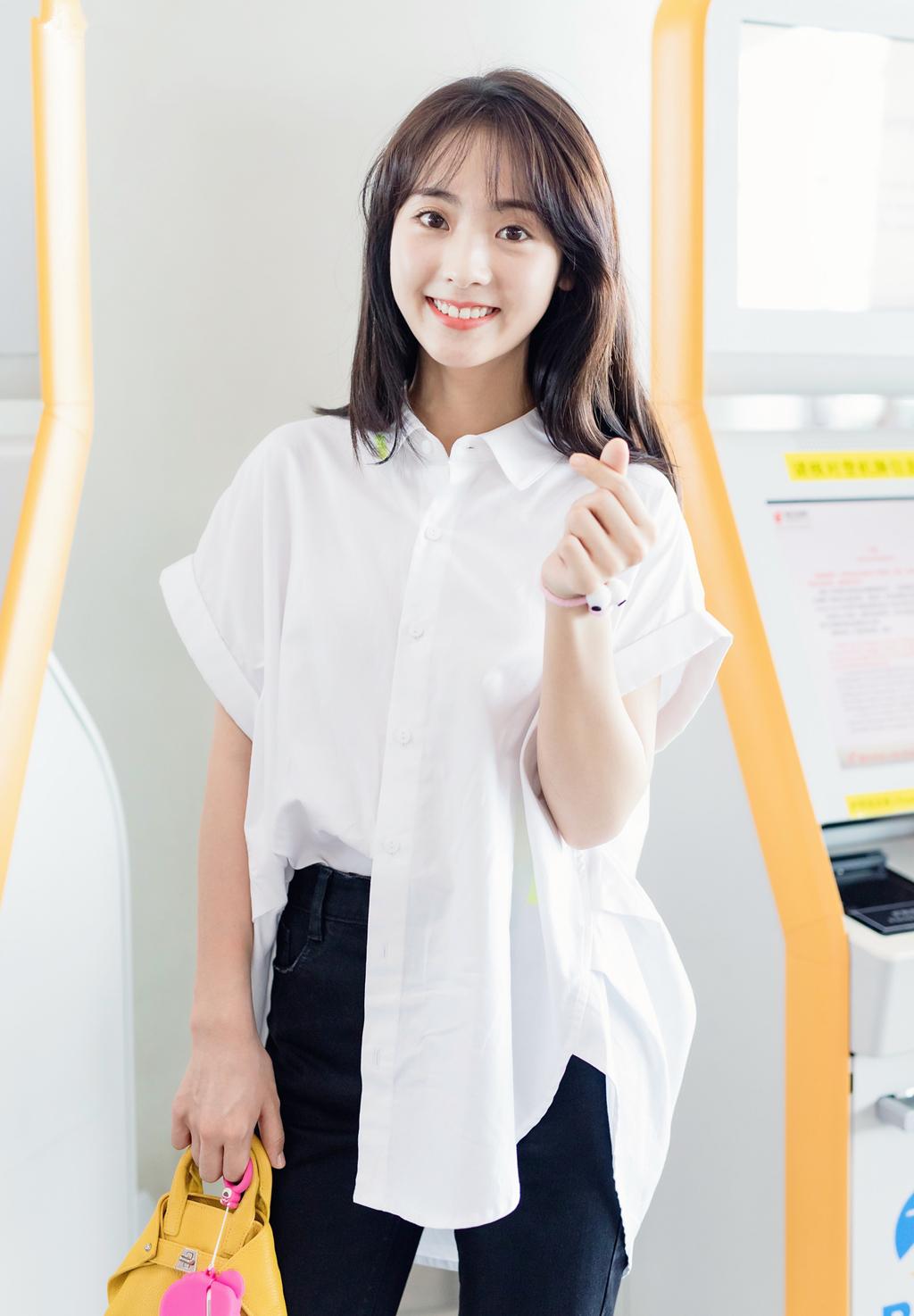 来自邢菲的可爱暴击!白衣黑裤清新简约,纤细美腿若隐若现!