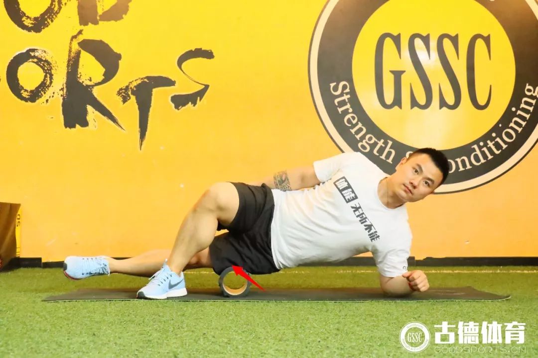 ③侧卧于泡沫轴上,按压大腿外侧面,上下滚动,进行髂胫束放松.