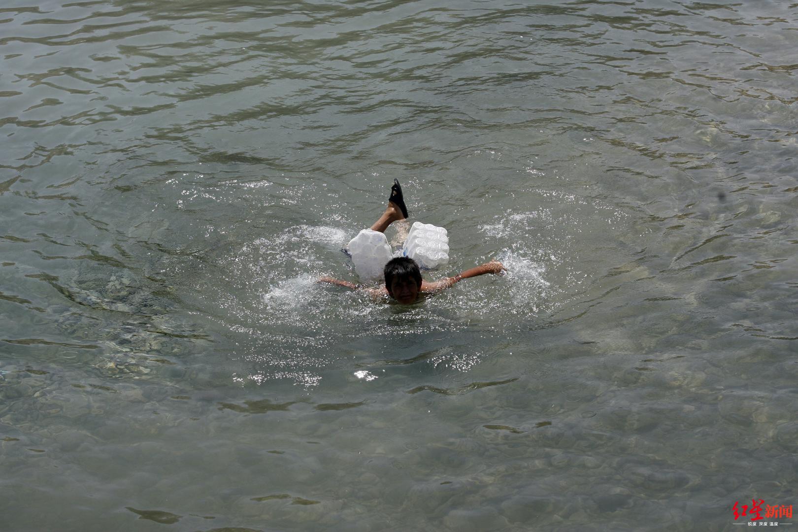 农村孩子下河游泳图片图片