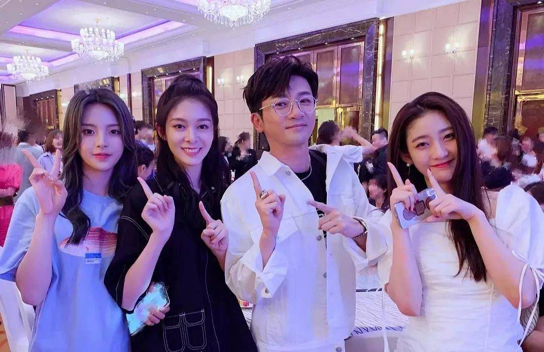 杨超越舞台再失误何洛洛为出道弃高考人气比文化重要