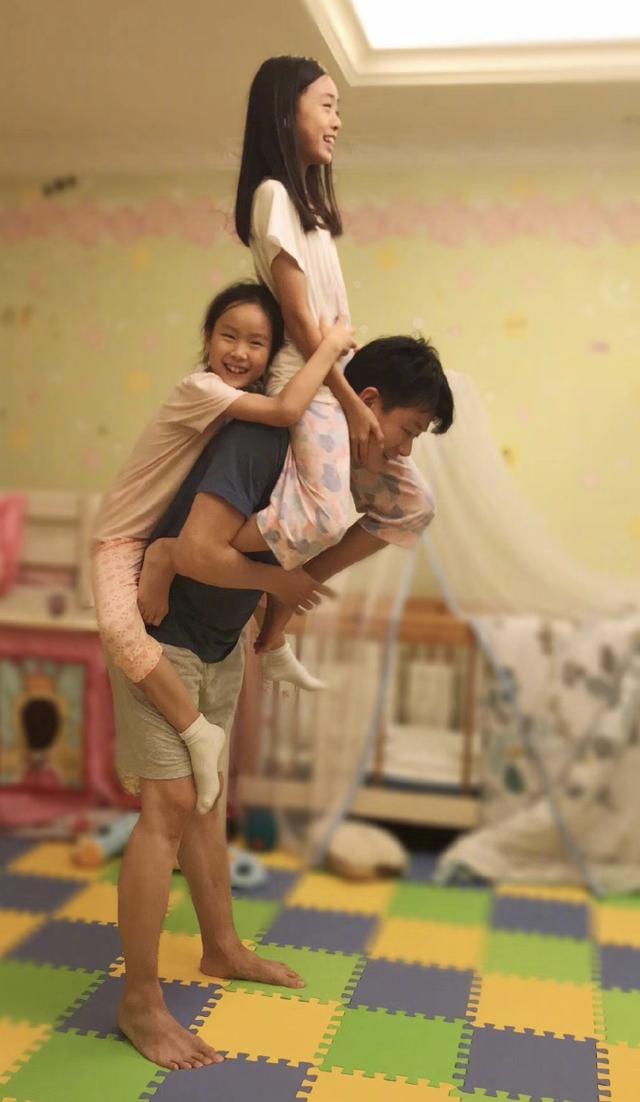 关悦父亲节难得分享一家五口九宫格大赞佟大为是银河系最帅孩爸