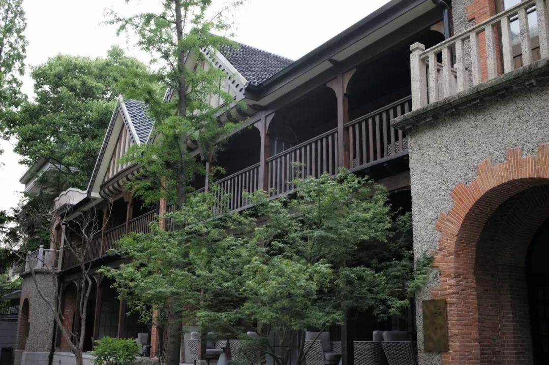 高大的棕榈,广玉兰,香樟树,簇拥着红砖洋房.