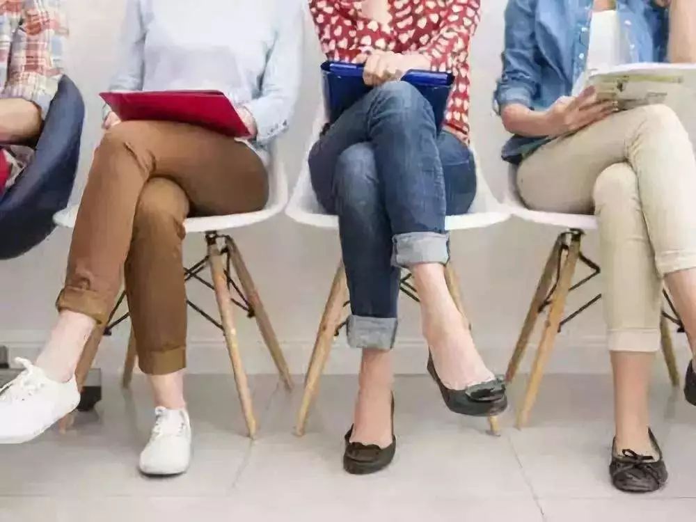 平顶山妇科医院 | 博爱二郎腿跷得一时爽,八大危害紧随其后!