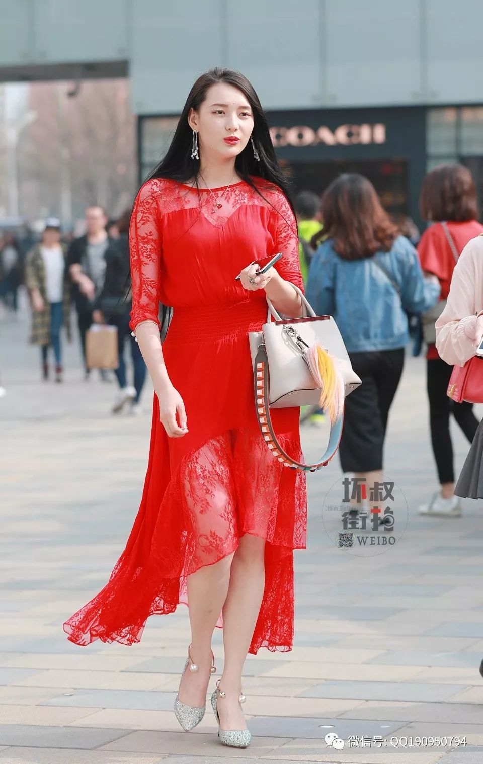 67街拍:175的小姐姐穿大红连衣裙气场强,身边闺蜜就像小跟班__凤凰