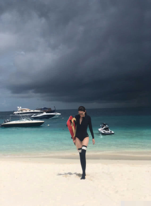 王宝强新女友葬礼上忙前忙后,素颜显憔悴,冯清高学历有颜又有钱