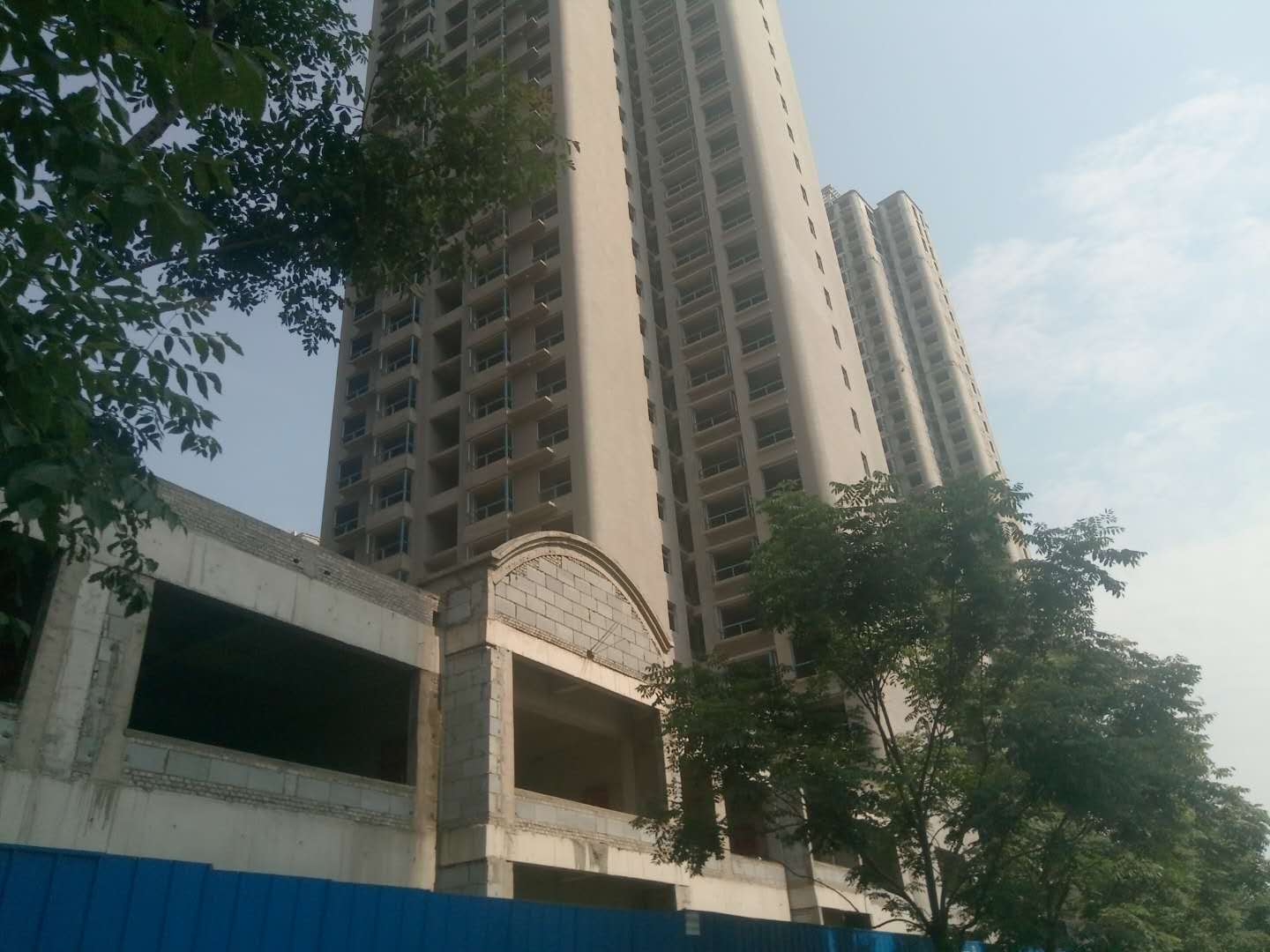 河南南阳大面积楼盘烂尾 久拖未决难题扎堆