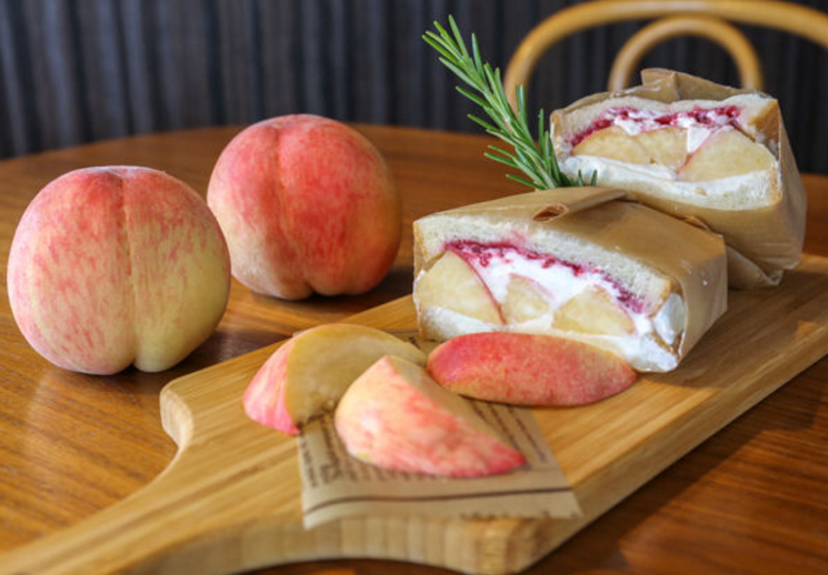 日本山梨县的桃子和花果山的有啥不一样看日本怎么吃桃子