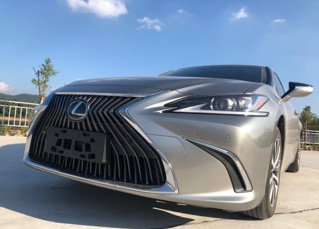 喜提新雷克萨斯es260,落地31.5万,油耗最低4.5l要逆天了