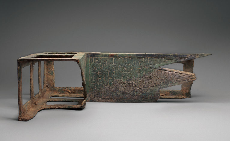 图7 春秋 曲尺形铜建筑构件 1973年陕西凤翔豆腐村雍城遗址出土 凤翔