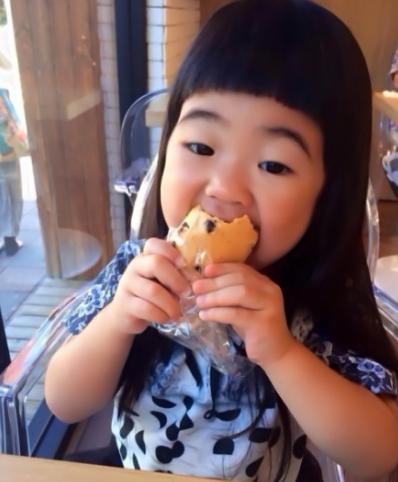 曹格女儿长开了丑萌小丫头变长腿女神吴速玲基因完胜